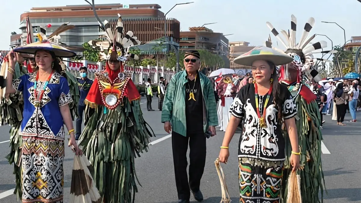 Karnaval Kebudayaan di IKN menghadirkan puluhan kontingen sebagai ruang masyarakat menampilkan keberagaman budaya. (Sumber: YouTube Balikpapan TV)
