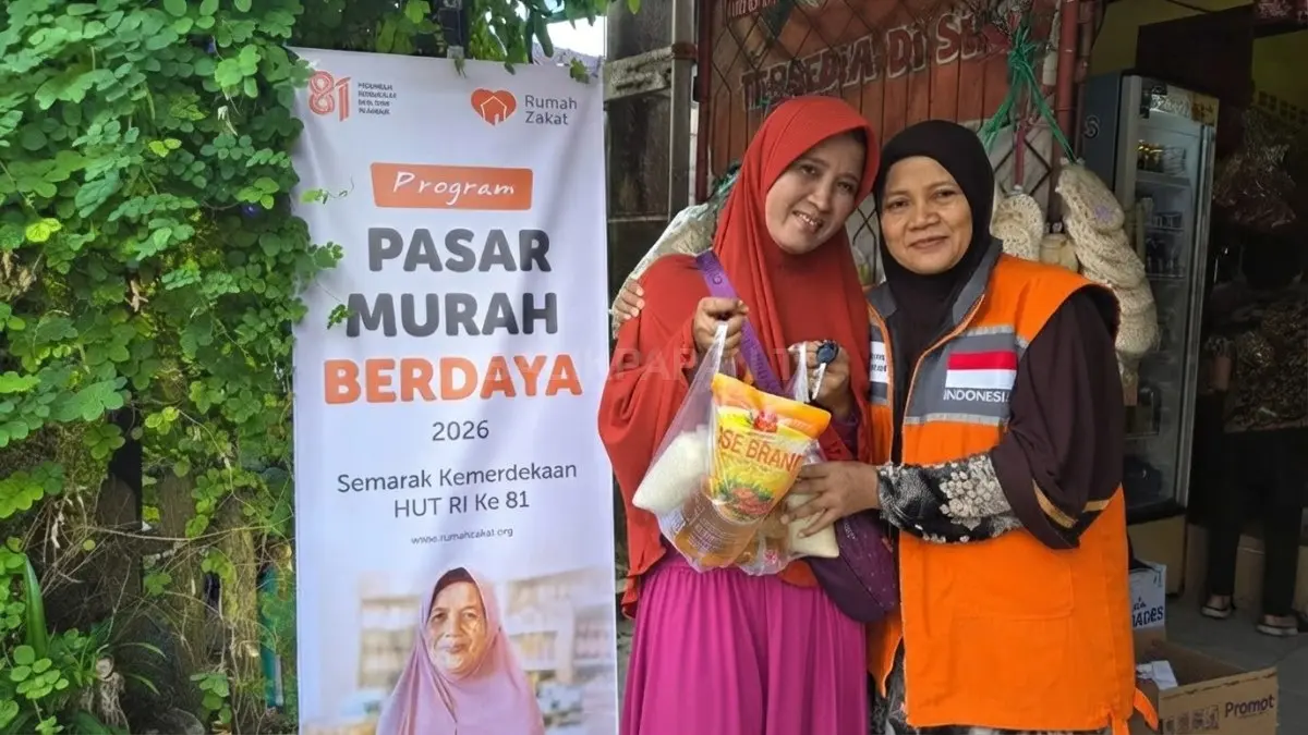 Pasar Murah Berdaya Rumah Zakat di Balikpapan membantu warga memperoleh minyak goreng terjangkau.