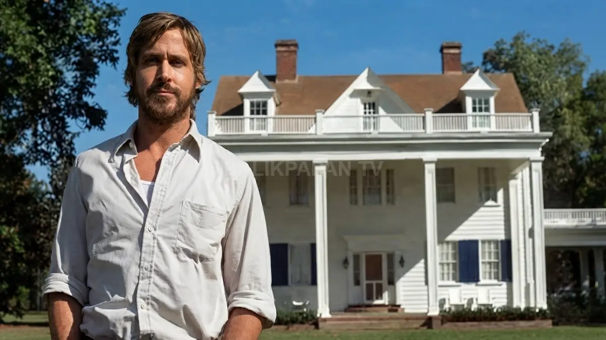 Penampilan karismatik Ryan Gosling di depan rumah megah memancarkan nuansa penuh kerinduan mendalam. (BTV/Ai)