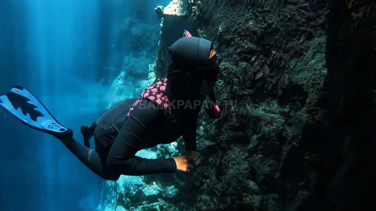 Pengunjung menikmati pengalaman freediving di kolam jernih Gua Halo Tabung, Pulau Maratua, Kepulauan Derawan.