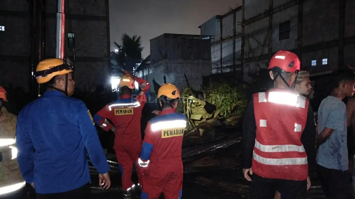 Petugas gabungan memadamkan kebakaran gudang penyimpanan dekat Pasar Pandan Sari Balikpapan, dua pikap terdampak kobaran api. (DOK. M. IBRAHIM/KP))