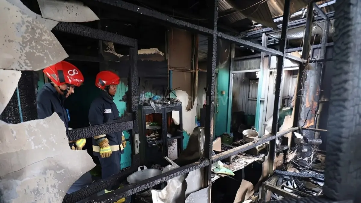 Rumah warga terbakar di Gunung Sari Ilir, akses sempit menyulitkan petugas memadamkan api (DOK. ANGGI/KP)