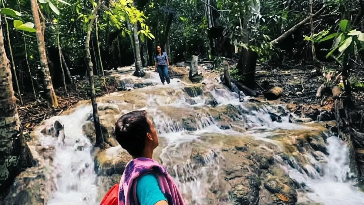 Tim Pecandu Jalan Borneo mengeksplorasi undakan batu Air Terjun Tangga Bidadari di Kutai Timur.