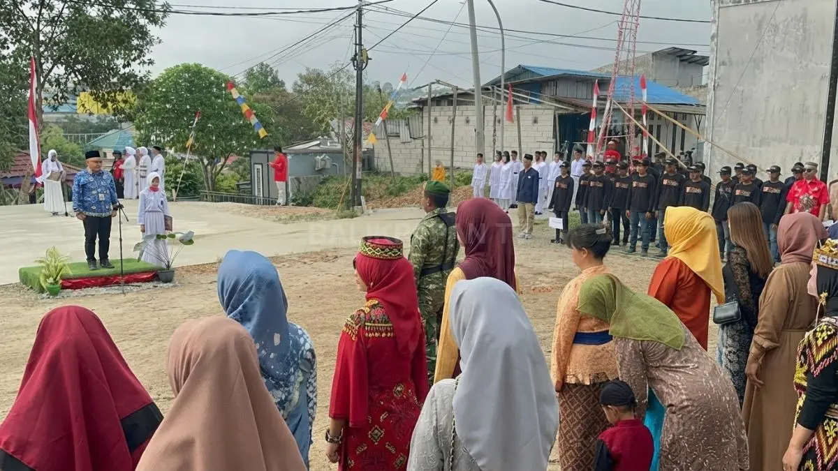 Warga RT 69 Graha Indah mengenakan beragam pakaian adat Nusantara saat upacara HUT RI ke-81.