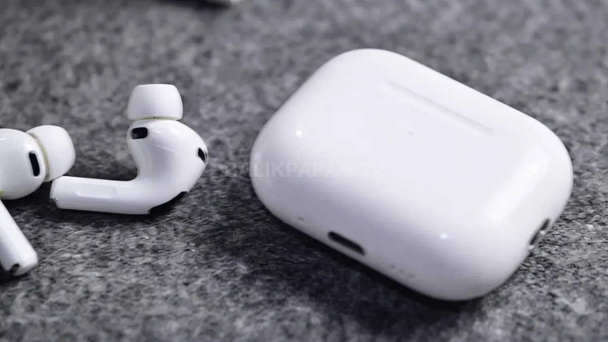 AirPods baru yang diduga berkamera disebut masih mempertahankan desain mirip AirPods Pro, dengan kamera yang kemungkinan berada di bagian depan earbud. (BTV/AI)