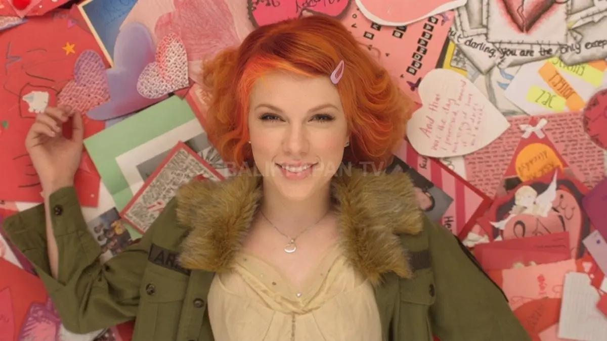 Aksi ikonik Hayley Williams dalam video musik The Only Exception milik Paramore tampil manis nan emosional. (BTV/Ai)