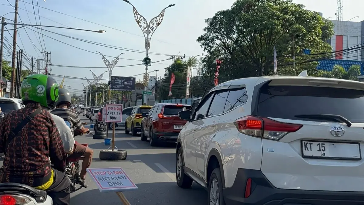 Antrean Pertalite di MT Haryono memicu kemacetan, Dishub Balikpapan menyiapkan skema pelayanan baru. (Mella Intan Thiarani/balpos)