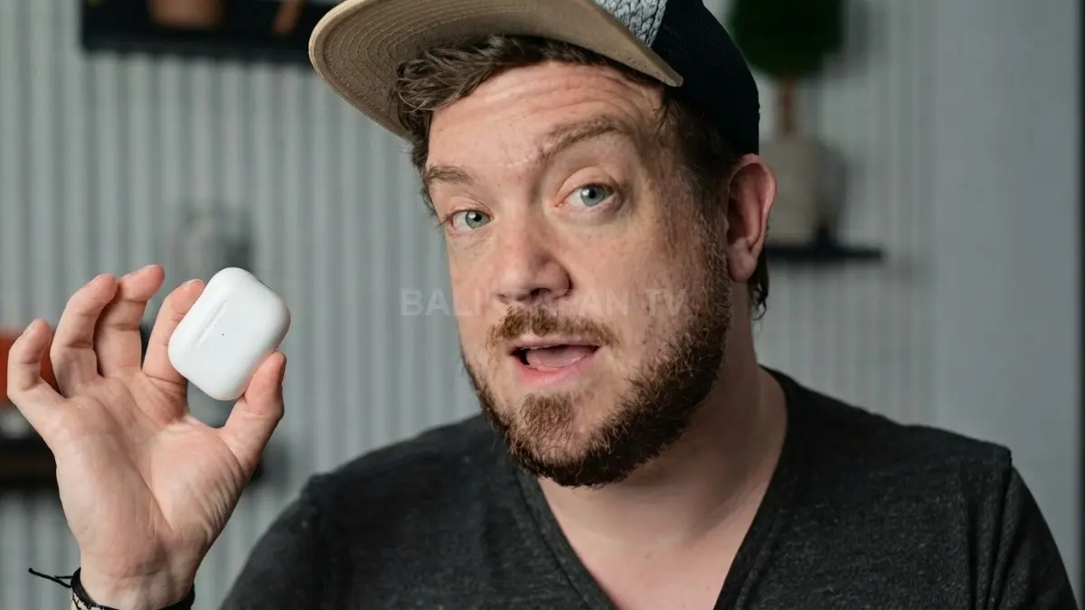 Apple disebut tak sengaja membocorkan AirPods baru berkamera yang diperkirakan membawa fitur AI dan visual intelligence. (BTV/AI)
