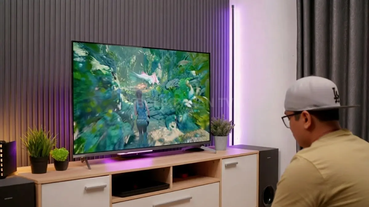 Changhong QM10 U43QM10 mendukung gaming hingga 144 Hz pada Full HD, lengkap dengan VRR dan ALLM untuk membantu menghasilkan gameplay yang lebih mulus dan responsif. (BTV/AI)