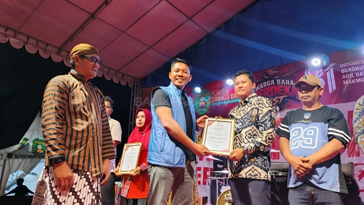 Desa Swarga Bara, Kutai Timur, memilih menjadikan kritik aktivis sebagai bahan evaluasi dan memberikan penghargaan atas kontribusi mereka dalam mengawasi pemerintahan desa. (BTV/AI) (Jufriadi/KP) 
