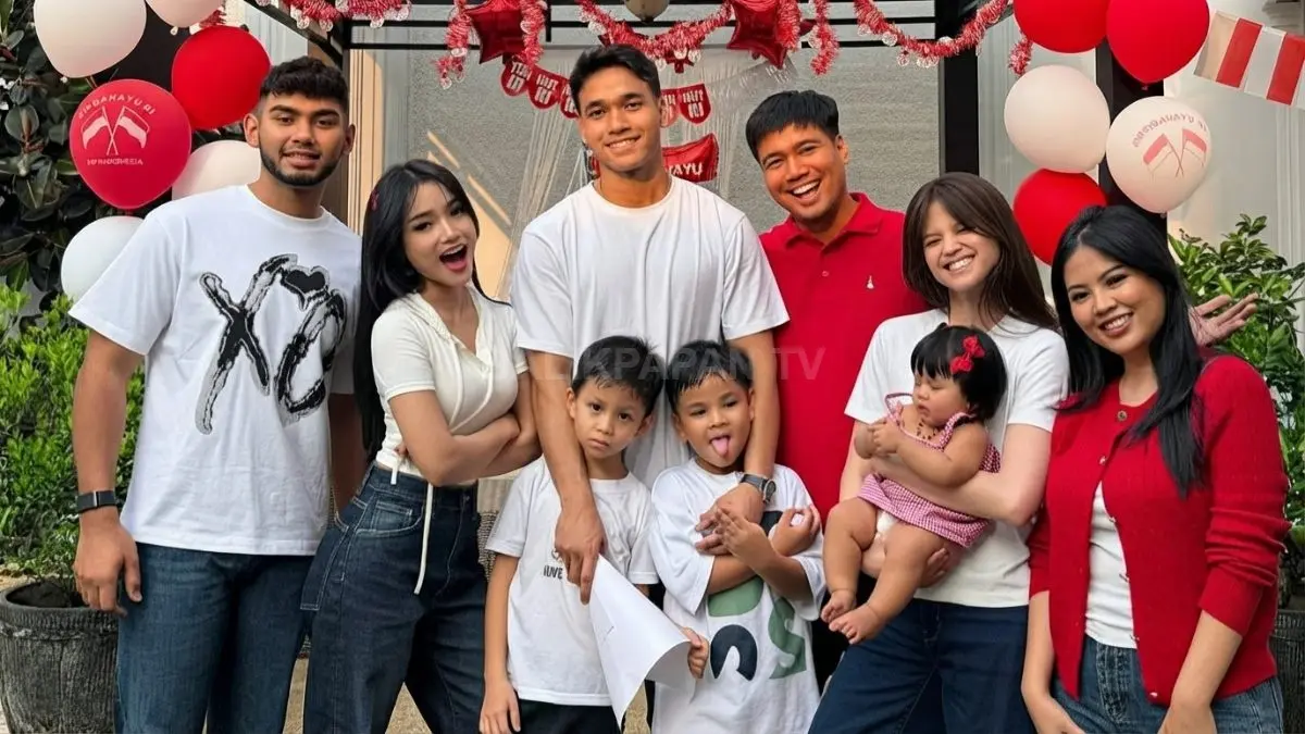 Fuji menikmati momen perayaan HUT RI bersama keluarga dan orang-orang terdekatnya. (BTV/AI)