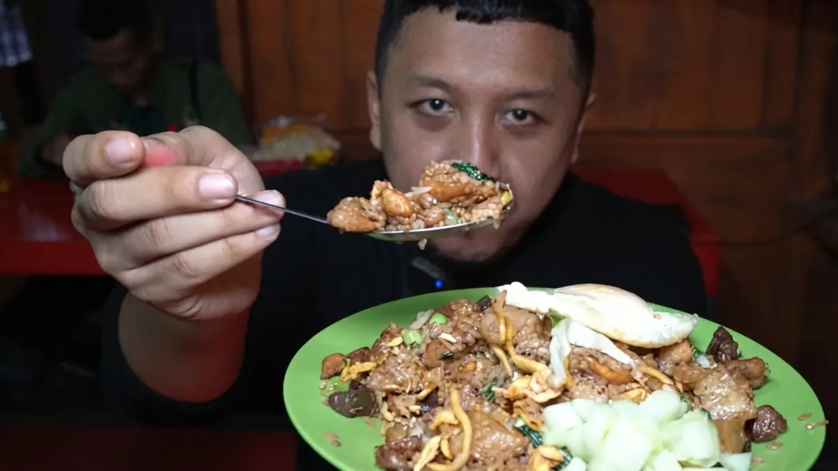 Nasi Goreng Arema Stall Kuda menawarkan saus merah khas, topping beragam, dan pilihan menu kuliner malam. (Sumber: YouTube @Boengkoes)