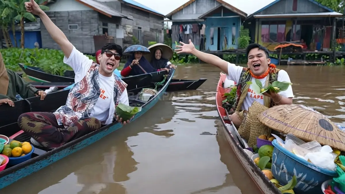 Pasar Terapung Lok Baintan menawarkan sarapan, jajanan, dan pengalaman kuliner khas Banjarmasin di atas perahu. (Sumber: YouTube @BikinLaperTransTV)