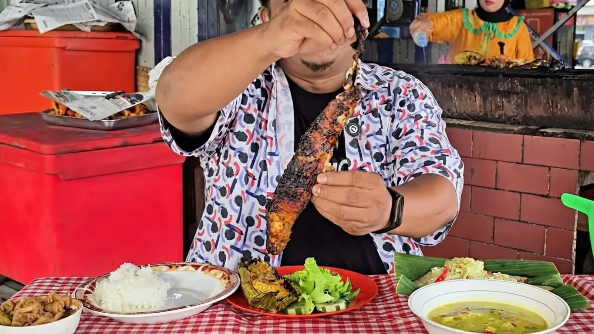 Patin bakar dan pepes patin Haur Gading menawarkan lauk lengkap, nasi bebas nambah, serta cita rasa khas. (Sumber: YouTube @BenuBuloeTV)