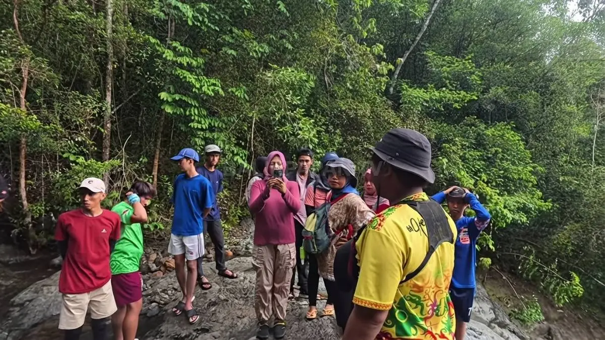 Perjalanan menuju Doyam Seriam melewati hutan alami dan jalur dengan medan cukup menantang.