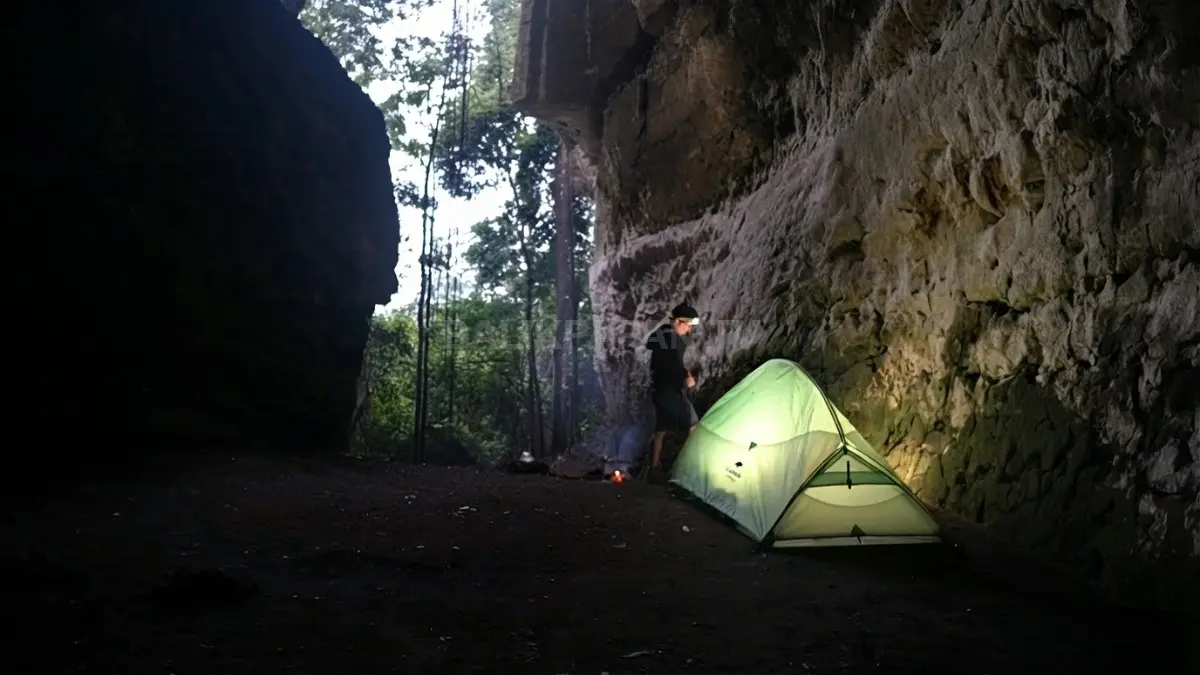 Solo camping di kawasan Karst Mengkuris menghadirkan suasana hutan hujan tropis Borneo yang masih alami.