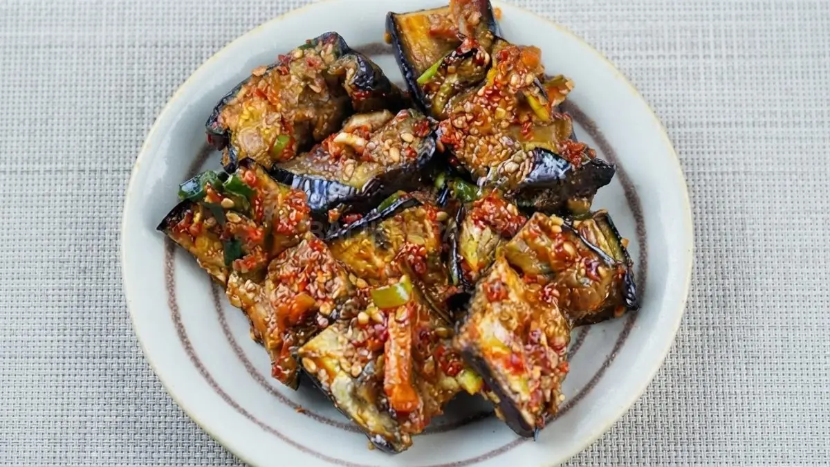 Terong Mapui khas Kalimantan Tengah berupa terong bakar lembut dengan sambal tradisional berbumbu cabai dan serai. (BTV/AI)
