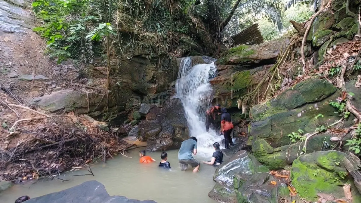 Air Terjun Perjiwa menawarkan suasana hijau dan aliran air alami di Desa Perjiwa, Kutai Kartanegara.