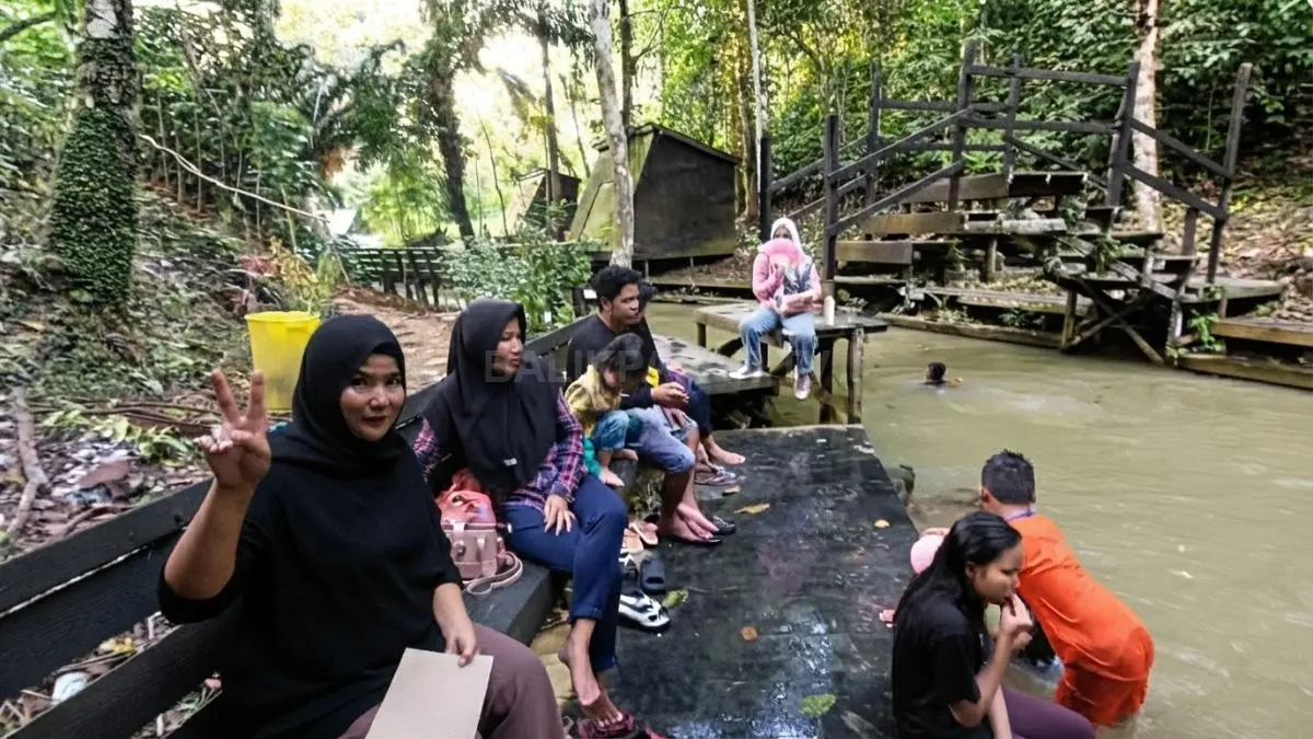  Gazebo dan area bersantai mendukung pengalaman wisata keluarga di kawasan Air Terjun Perjiwa.