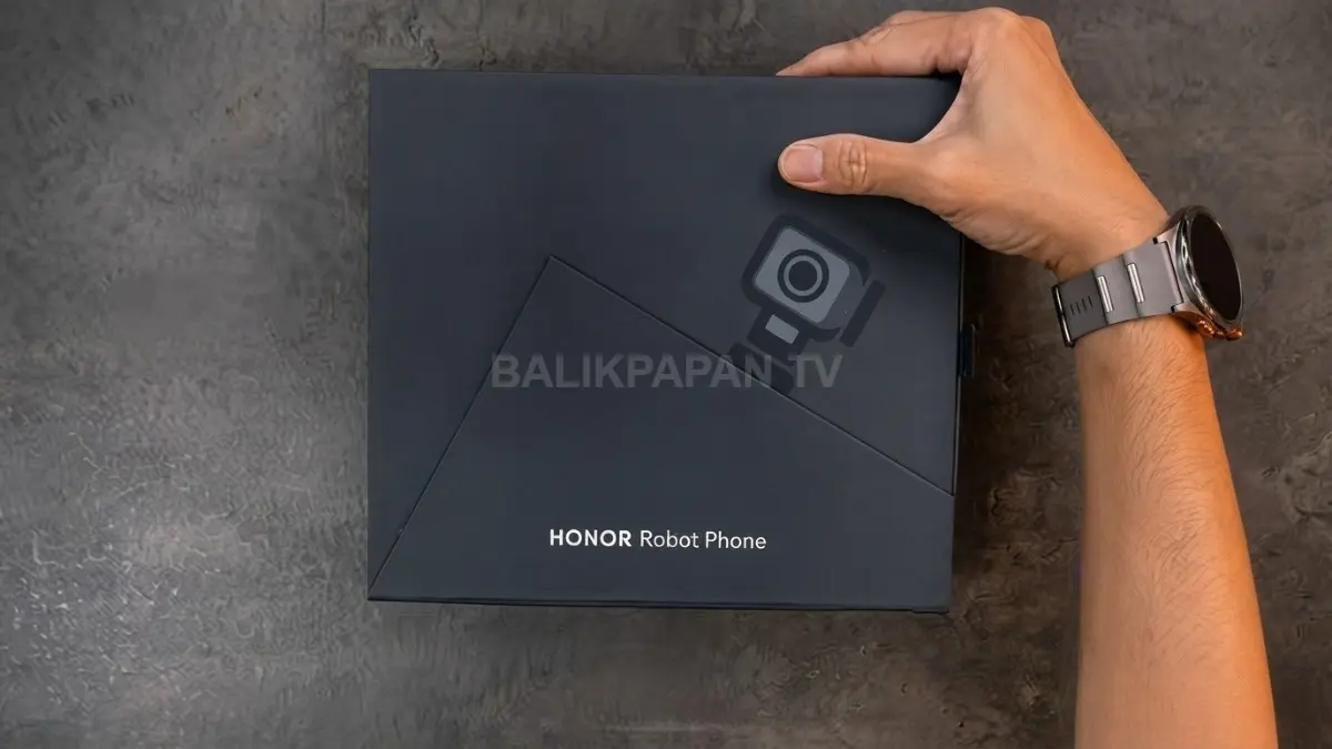 HER Robot Phone menarik perhatian dengan kamera gimbal yang dapat diarahkan ke berbagai sudut dan diuji merekam saat berjalan hingga berlari. (BTV/AI)