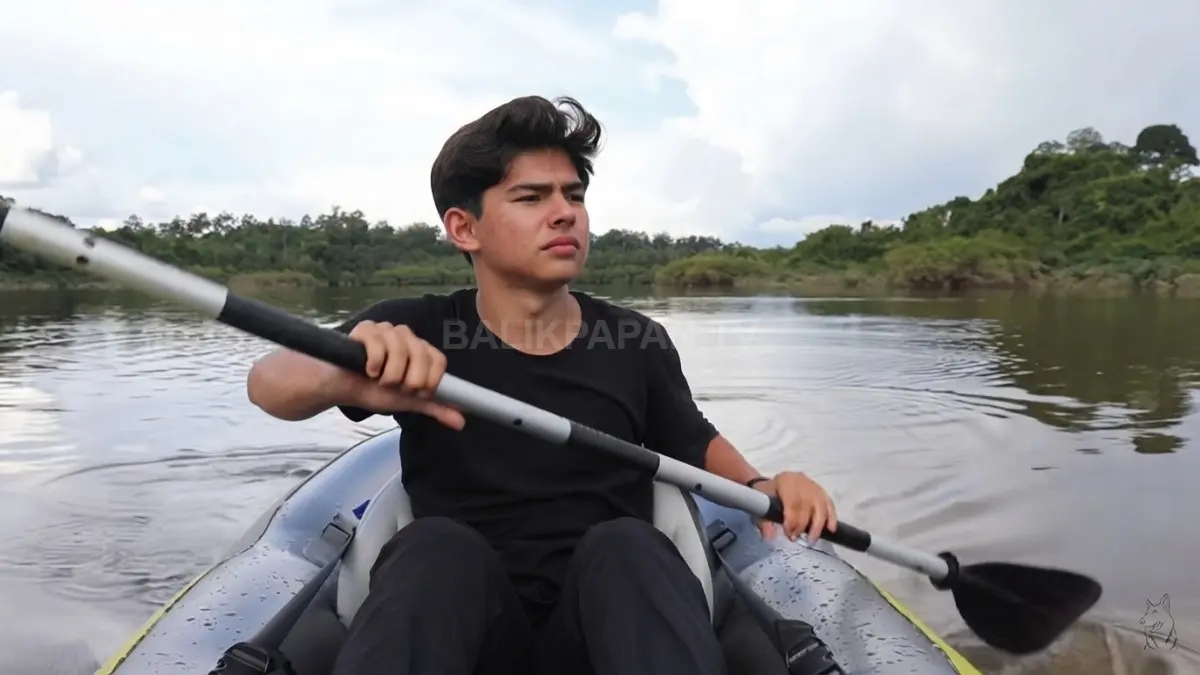 Hutan lebat mengelilingi danau terpencil yang menjadi bagian dari habitat satwa liar Kalimantan.