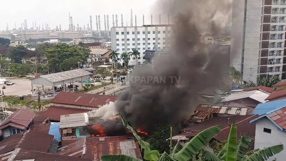 Kebakaran yang melanda permukiman padat di Balikpapan Barat.