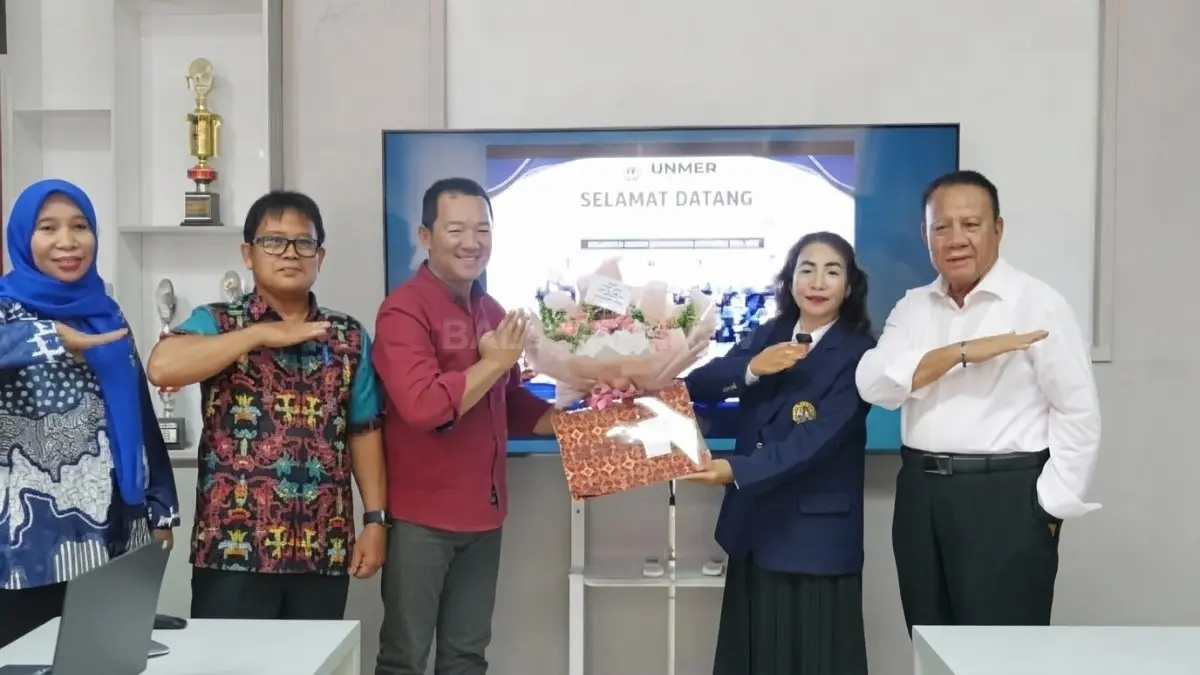 Kepala BKPSDM Kutai Barat Ramli bersama Prof. Dr. Bonaventura menyerahkan sertifikat program RPL kepada peserta pendidikan (DOK. SUNARDI/KP)