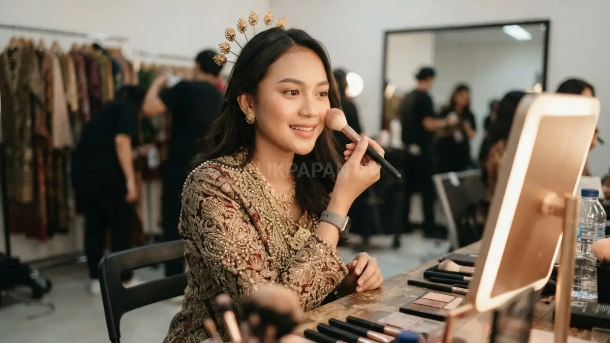 Makeup natural membuat baju adat tetap menjadi pusat perhatian dengan riasan lembut dan harmonis. (BTV/AI)