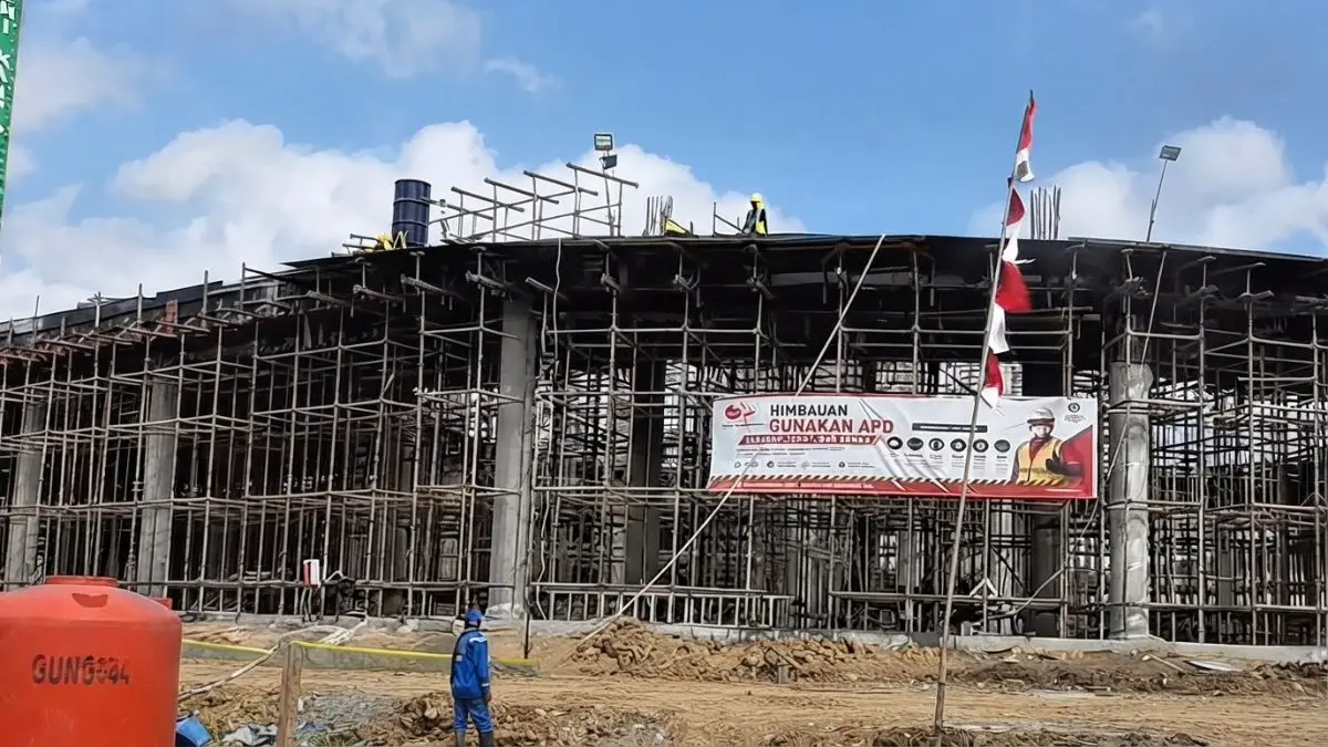 Pembangunan kawasan yudikatif IKN mencapai progres 12–14 persen, mencakup gedung MA, MK, KY, Plaza Keadilan, dan masjid. (Sumber: YouTube Balikpapan TV)