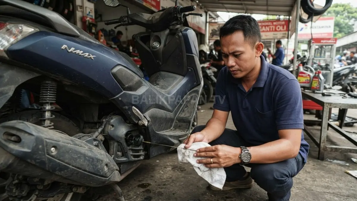 Pemeriksaan oli mesin motor memastikan volume tepat dan pelumasan optimal menjaga performa kendaraan tetap prima (BTV/AI)
