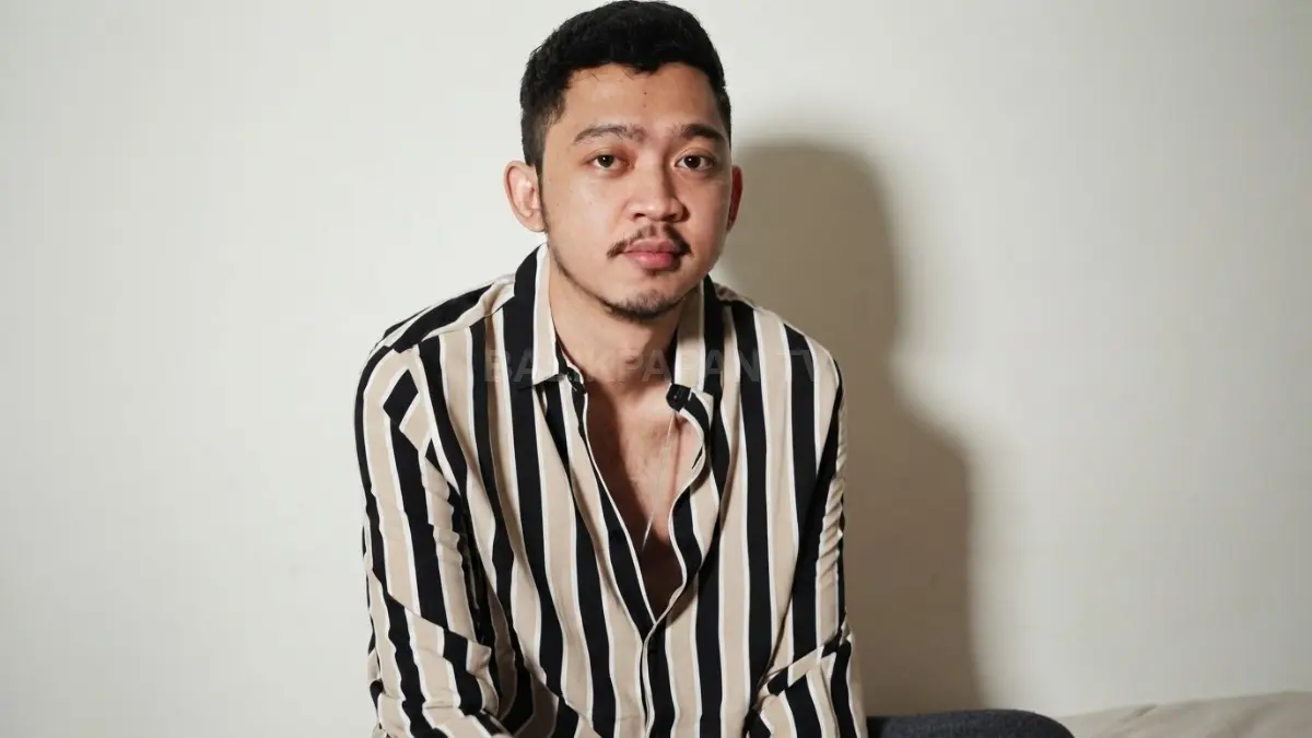 Penampilan kasual musisi Pamungkas dalam balutan kemeja motif garis tampil santai nan kharismatik. (BTV/Ai)