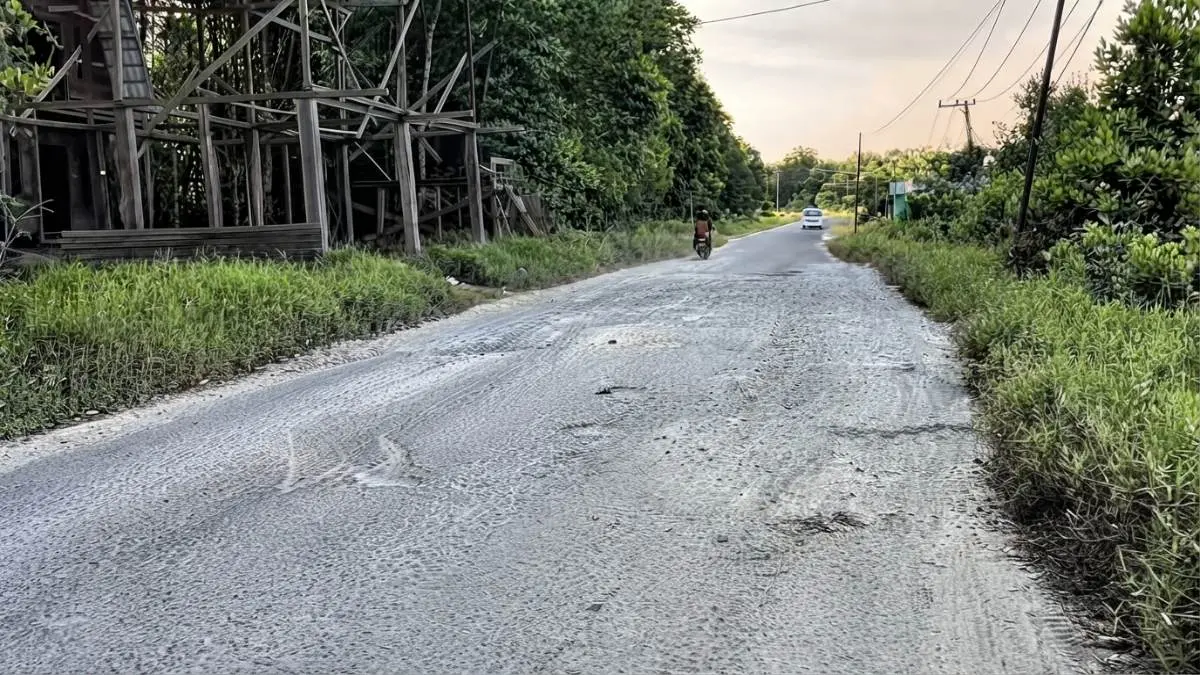 Perbaikan akses Pantai Tanjung Jumlai diprioritaskan pada titik rusak karena anggaran PPU terbatas. (Sumber: YouTube Balikpapan TV)