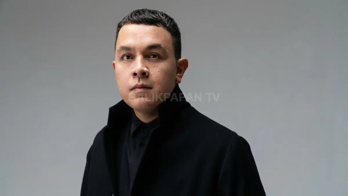 Potret elegan penyanyi Tulus tampil kharismatik dalam balutan busana serba hitam yang memikat. (BTV/Ai)