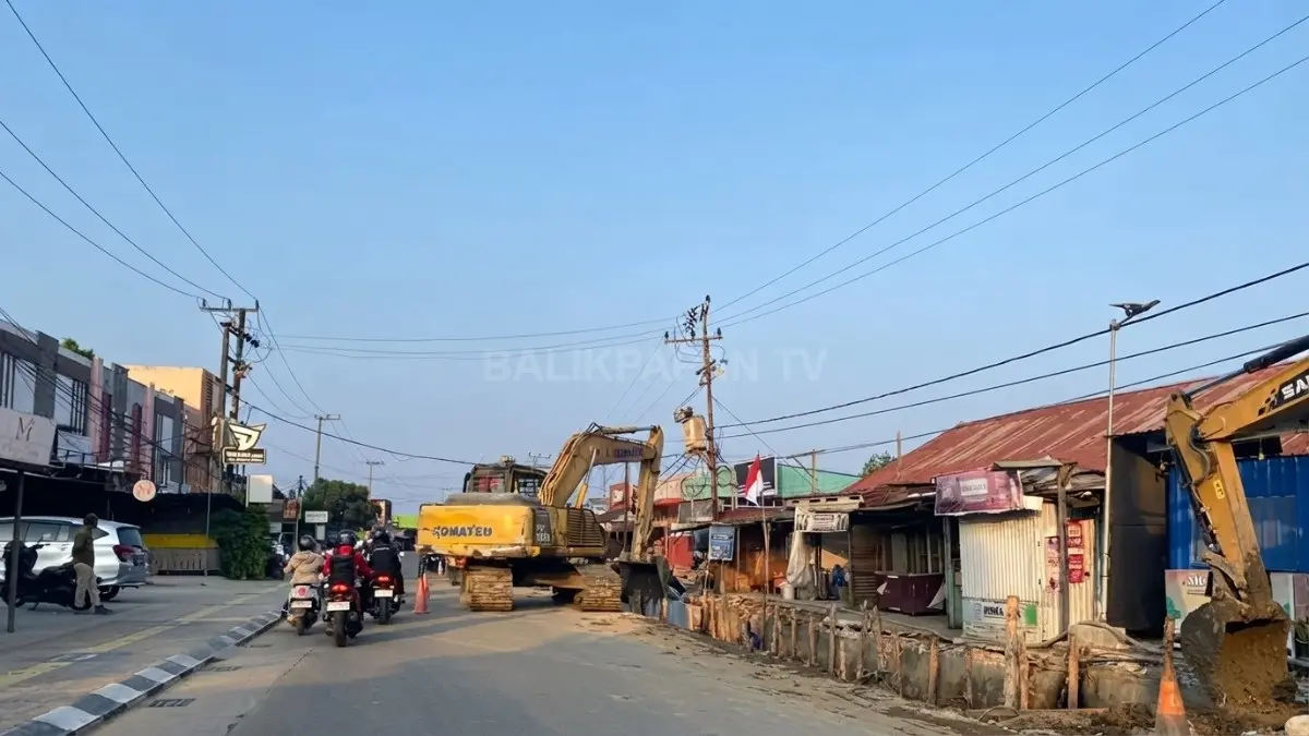 Proyek drainase Jalan HM Ardans dipercepat kontraktor untuk mengurangi risiko genangan saat hujan deras melanda kawasan tersebut. (DOK. ADIEL KUNDHARA/KP)