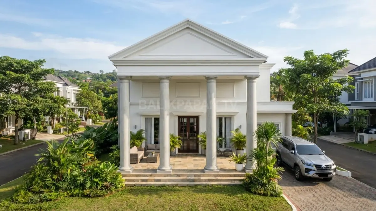Rumah bergaya Doric menghadirkan kolom kokoh, fasad sederhana, dan teras klasik dengan tampilan elegan. (BTV/AI)