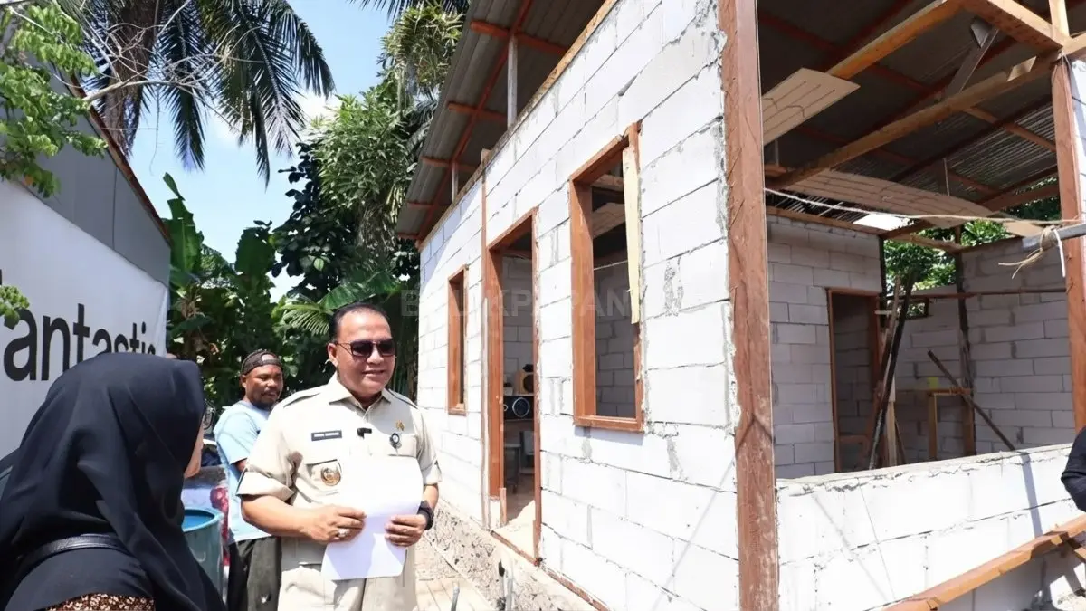 Wakil Wali Kota Balikpapan Bagus Susetyo meninjau progres perbaikan RTLH di Kelurahan Manggar, Balikpapan Timur. (DOK. ANGGI PRADITHA/KP)
