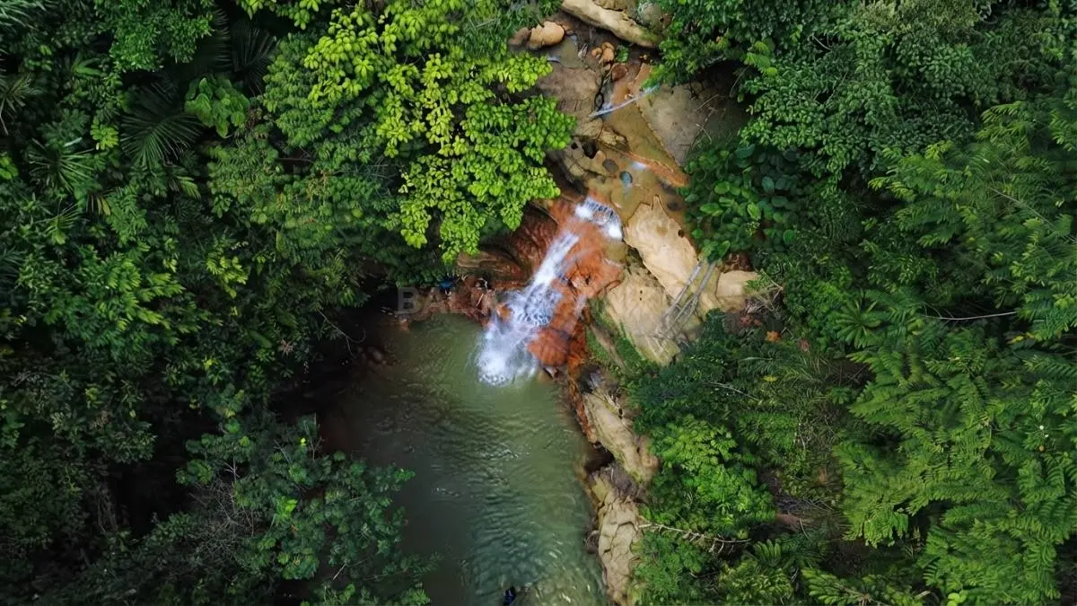 Air Terjun Berambai Samarinda menghadirkan aliran air dan suasana hutan sebagai daya tarik wisata alam dekat kota.