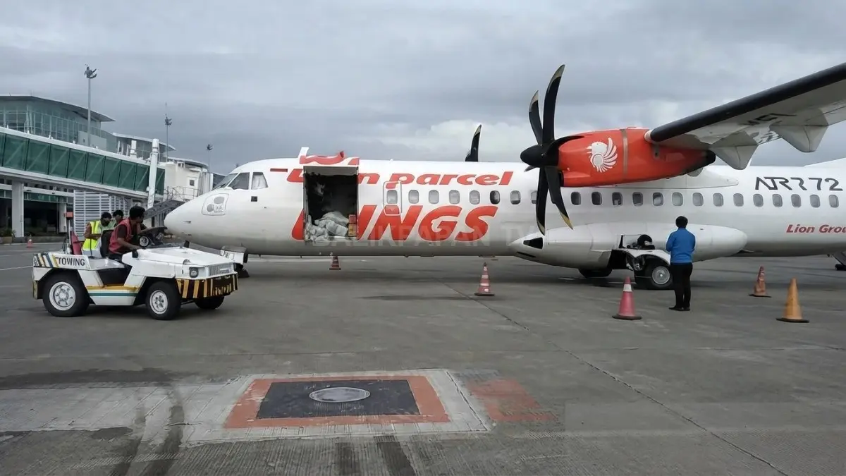 Aktivitas Bandara Sepinggan Balikpapan saat kabut asap menyelimuti langit Kalimantan.