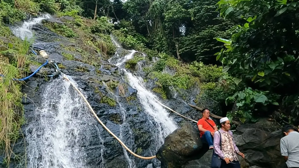 Aliran air jernih di kawasan Gunung Rambutan menjadi daya tarik alami bagi pengunjung yang singgah.