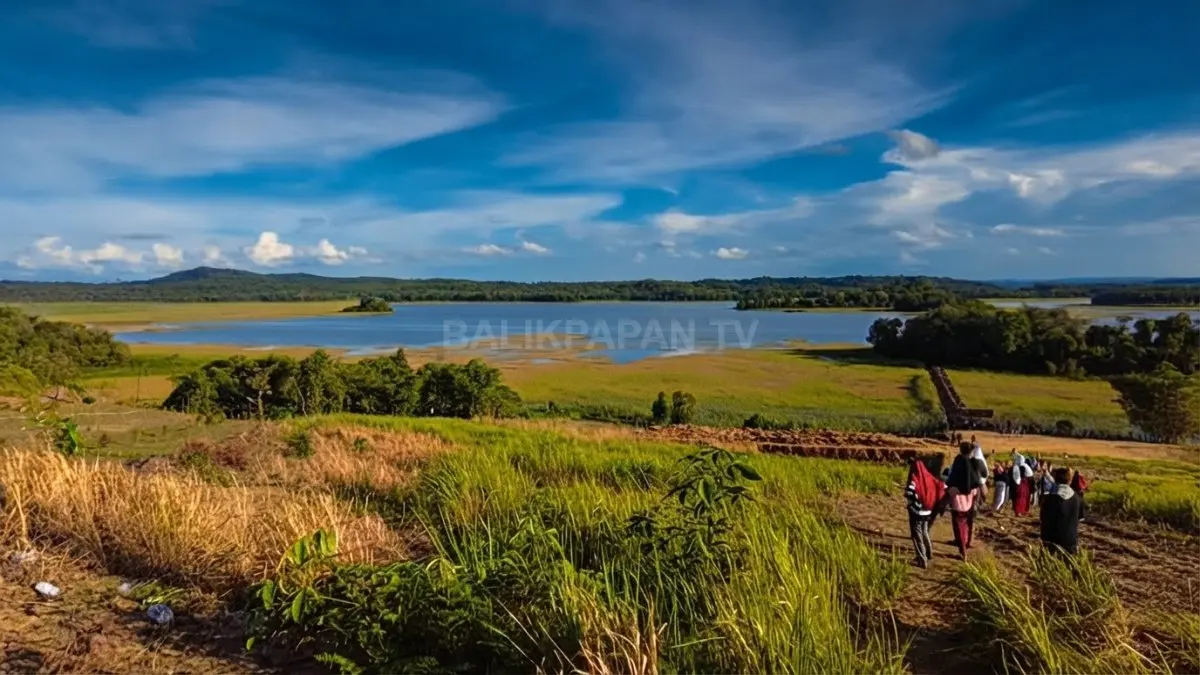 Danau Tanjung Sarai Kedang Murung menghadirkan panorama perairan dan tumbuhan rawa di kawasan wisata Kota Bangun.