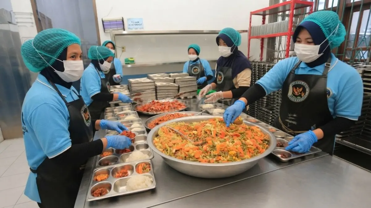 Dapur Makan Bergizi Gratis dengan aktivitas pengolahan makanan dalam jumlah besar.