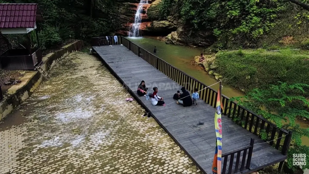 Gazebo dan area bersantai membuat Air Terjun Berambai semakin cocok menjadi pilihan rekreasi keluarga.