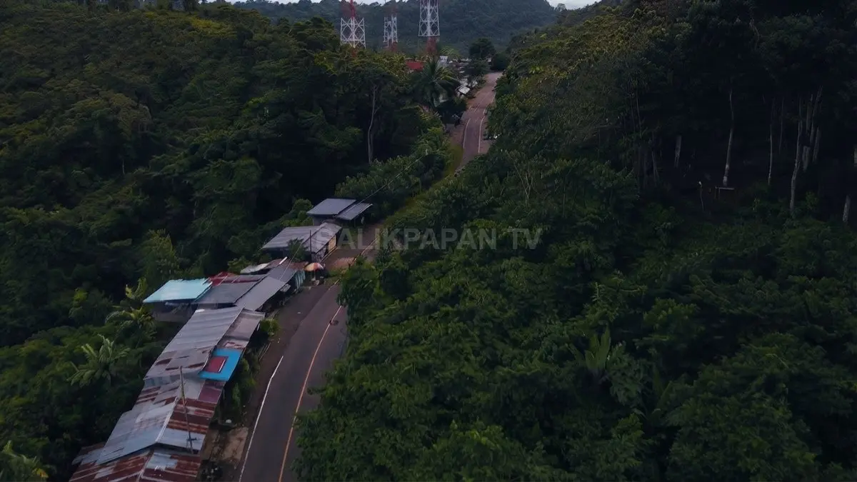 Jalur Gunung Rambutan di Paser memperlihatkan jalan berkelok dengan lanskap perbukitan khas Kalimantan Timur. 