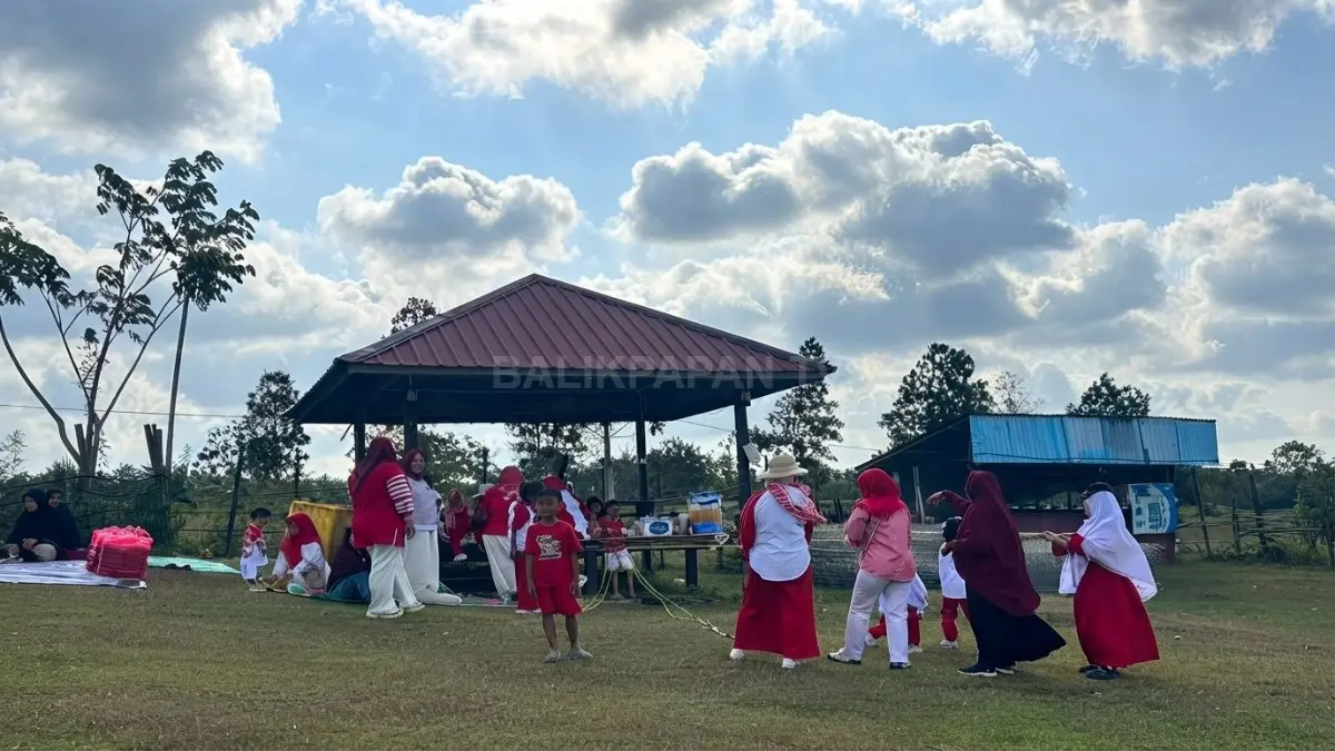 Kompak mengenakan pakaian merah putih saat perayaan Agustusan di Bukit Kebo, Balikpapan, dalam suasana penuh kebersamaan. (AHLA/BTV)