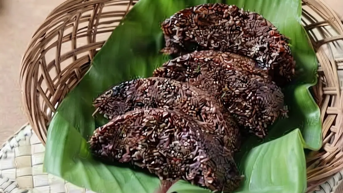 Kue Dange tradisional Kalimantan Barat berbahan tepung ketan dan kelapa, dipanggang hingga kecokelatan dalam cetakan khas. (BTV/AI)