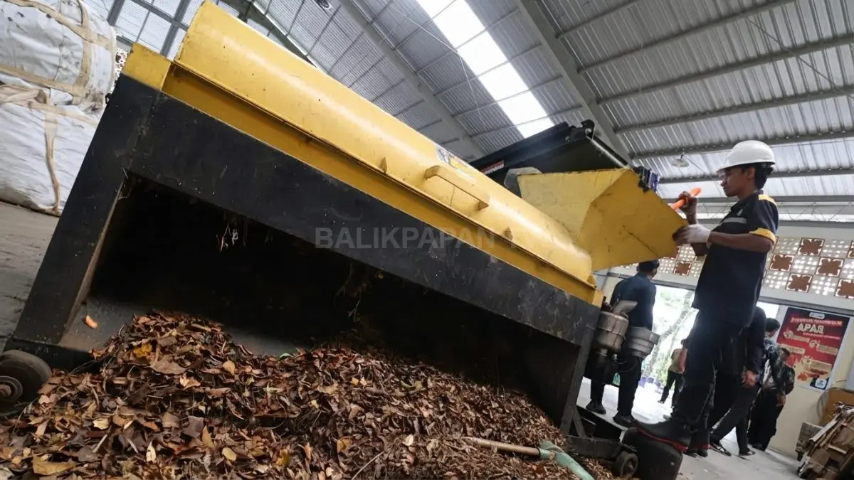 Pekerja mengoperasikan mesin pengolahan sampah di TPST Karang Joang, Balikpapan Utara, Kalimantan Timur. (DOK. ANGGI/KP)
