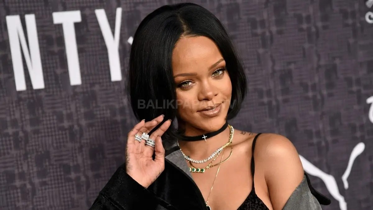 Penampilan elegan penyanyi Rihanna dengan gaya rambut pendek dan aksesori memikat memancarkan pesona kharismatik. (BTV/Ai)
