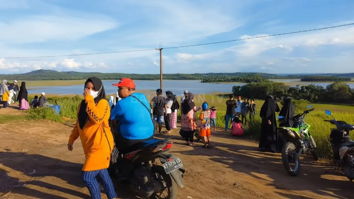 Pengunjung menikmati suasana sore Danau Tanjung Sarai bersama keluarga di kawasan wisata Kedang Murung.