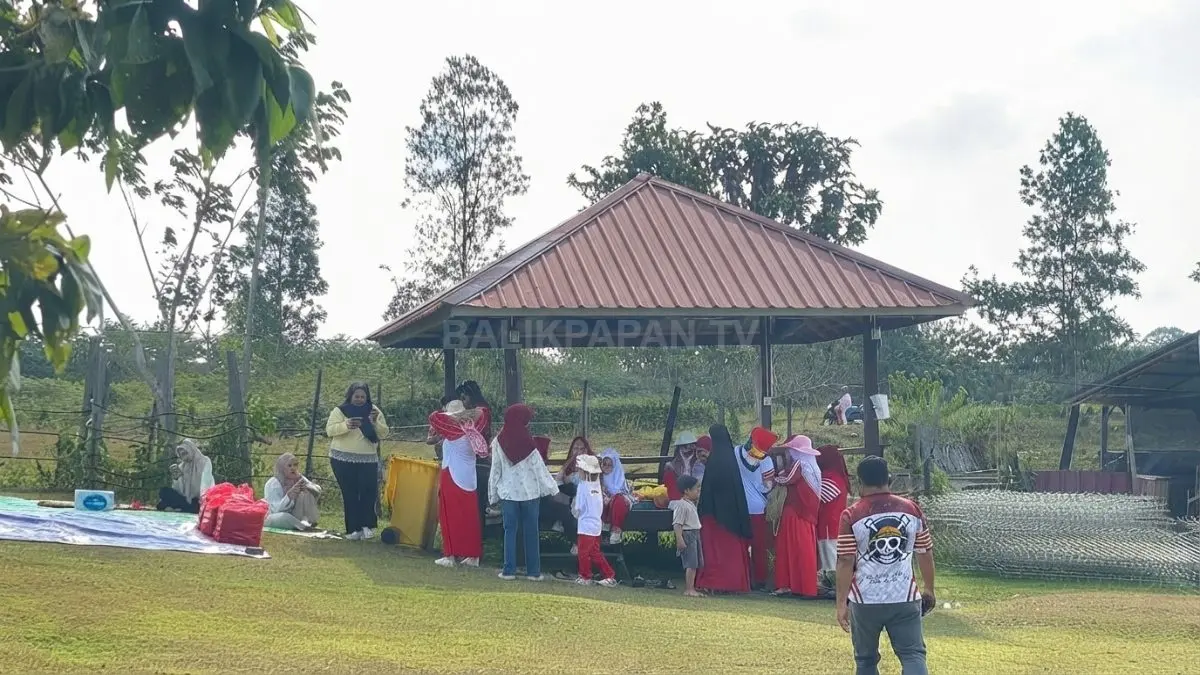Persiapan ibu-ibu dan anak-anak berkumpul dan, mempersiapkan kegiatan bersama di bawah gazebo terbuka. (AHLA/BTV)