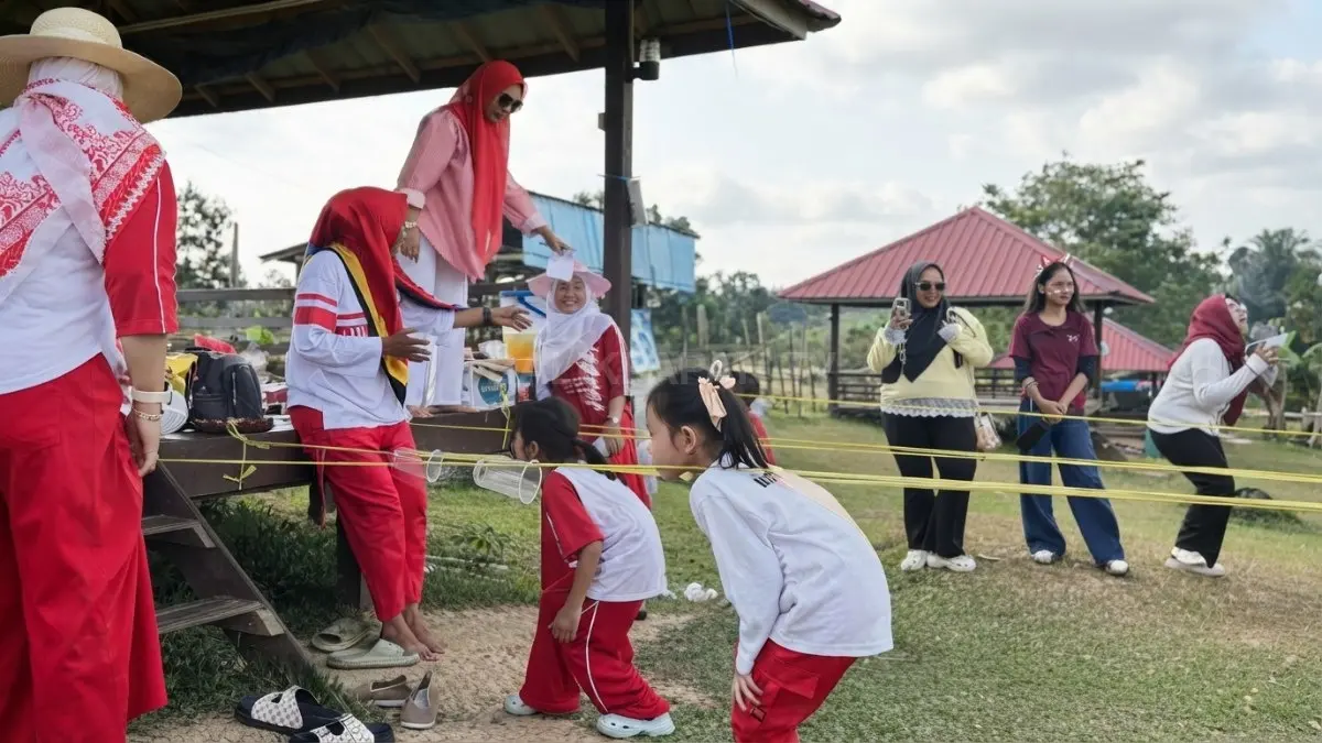 Peserta beradu cepat menggerakkan gelas menggunakan tiupan, menjaga ritme dan konsentrasi agar mencapai garis akhir terlebih dahulu. (BTV/AI)